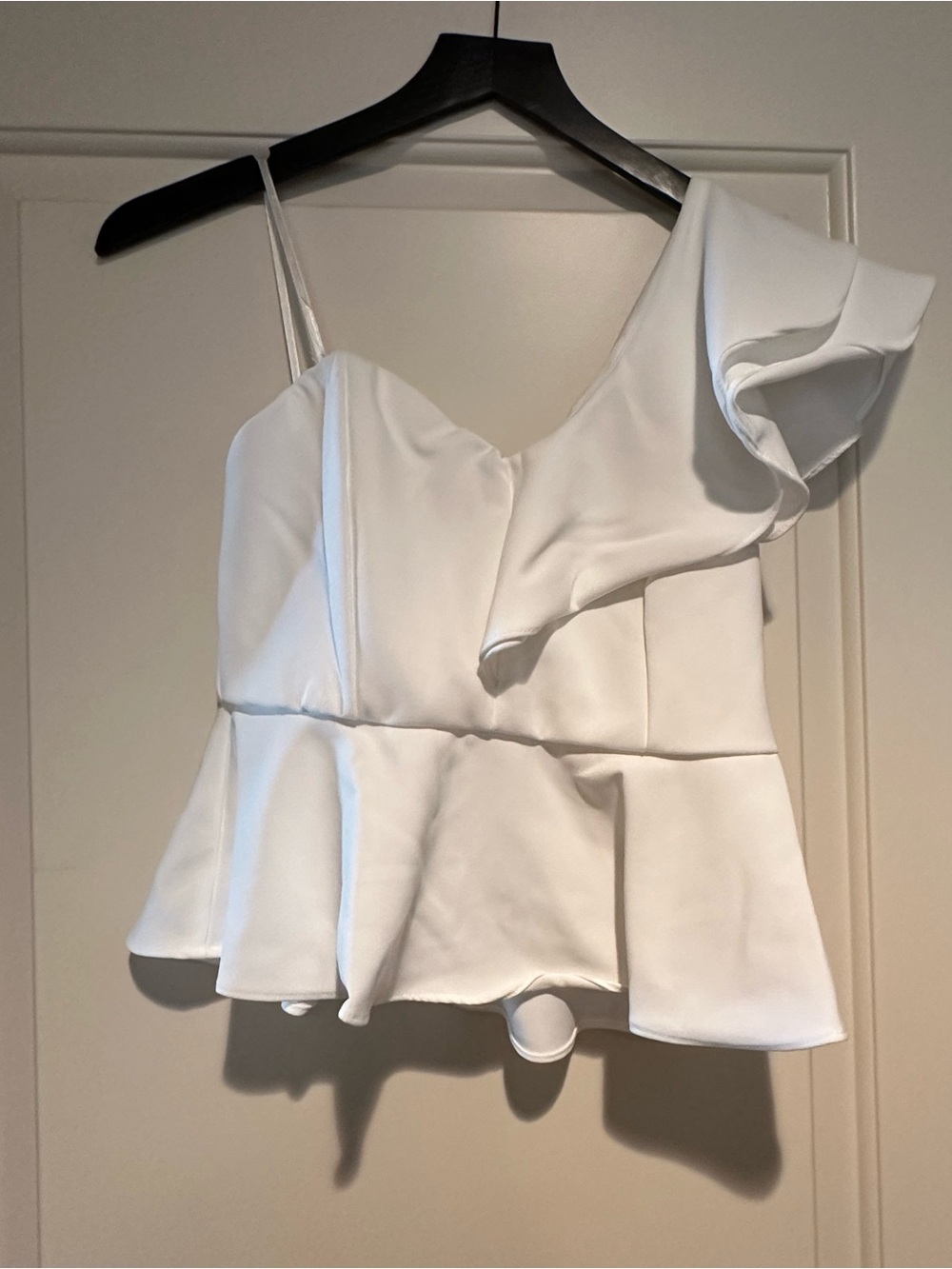 DO+BE White One-Shoulder Ruffle Peplum Camisole